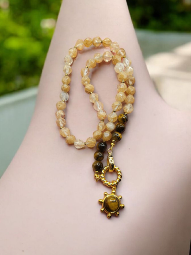 قلادة ثمينة من حجر السترين وحجر عين النمر، مزينة ب...