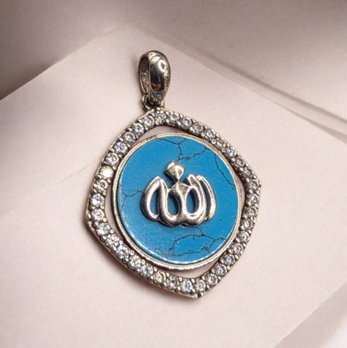 مدلاة فضة انتيك ومزين بالزيركون بحالة ممتازة