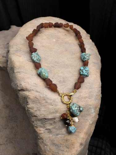 قلادة من الكهرمان البلطيقي الخام مع حجر الفيروز، م...