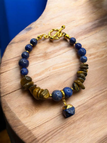 اسورة جميلة من حجر اللازورد مع حجر عين النمر الطبي...