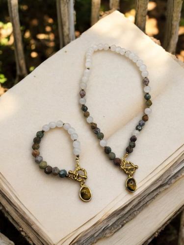 طقم من حجر القمر الطبيعي والعقيق الهندي ومزين بقطع...