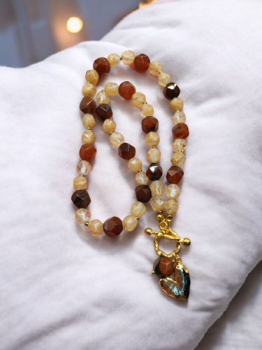 طقم اسورة وقلادة من حجر السترين (حجر التاجر) والعق...