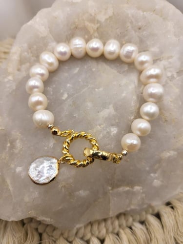 طقم فاخر ومميز من اللؤلؤ الطبيعي الفاخر، مقاس 10مم...