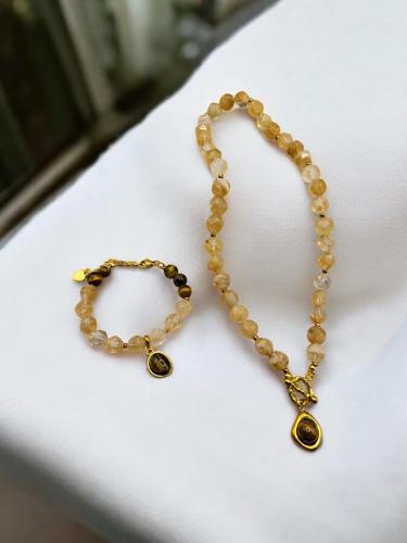 طقم من قلادة واسورة من حجر السترين وحجر عين النمر...