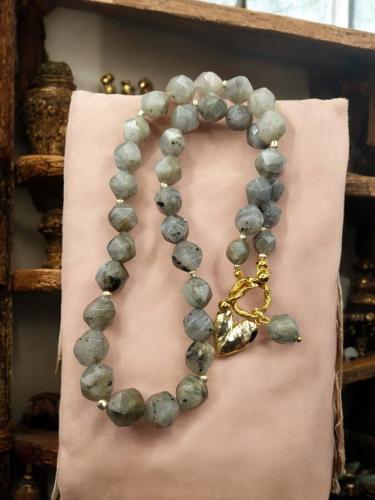 قلادة راقية من حجر الطاووس Labradorite بصقل سداسي...