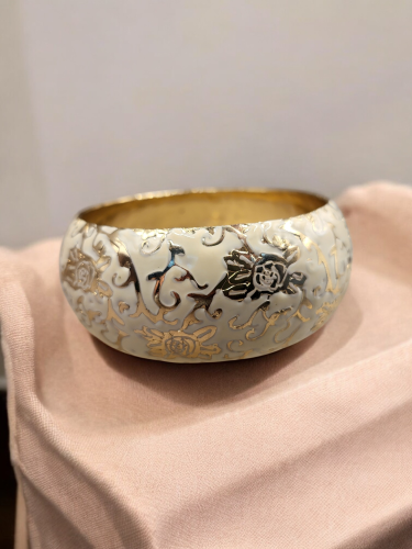اسورة انتيك ومميزة، محافظة على رواقه رغم عمر القطع...