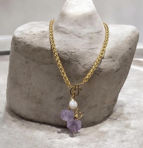 طقم سلسلة و اسورة مطلية ومزينة بحجر الجمشت المعزز...