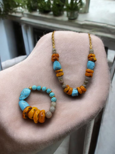 قلادة واسورة من الفيروز والكهرمان مع حجر الجاد.