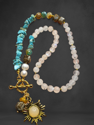 قلادة مميزة من حجر القمر الطبيعي مع قطع من الفيروز...