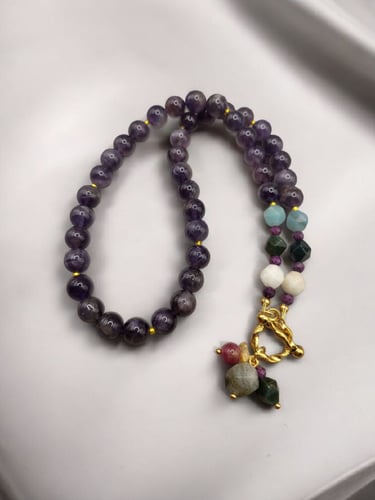 قلادة جميلة من حجر الجمشت (الاماتيست) المهدئ للاعص...