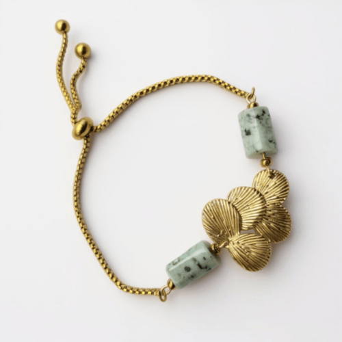 طقم جميل ومميز مكون من سلسلة ناعمة واساور من حجر ا...