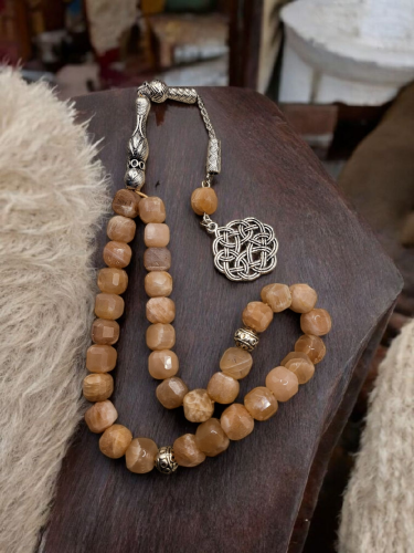 سبحة راقية من حجر الشمس المميز بقصة مكعبة، مقاس ال...