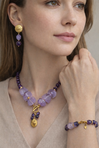 طقم راقي من حجر الجمشت الخلاب المعروف بتعزيزه للشف...