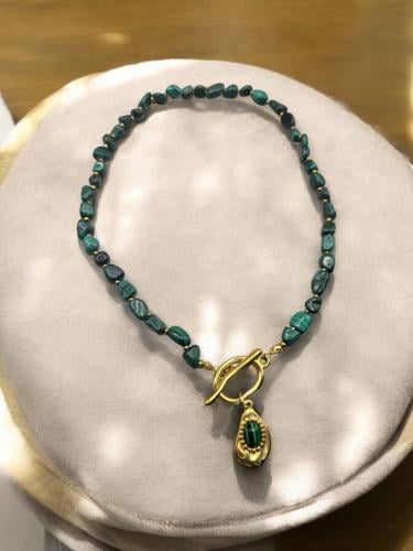 قلادة من حجر الملاكيت الاخضر ومزينة بحجر الملاكايت...