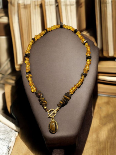 قلادة جميلة من حجر الكهرمان البلطيقي الخام مع حجر...