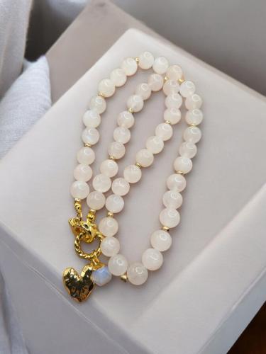 قلادة ثمينة من حجر القمر المميز، مزينة بشارم من ال...