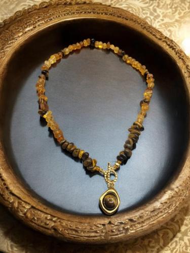 قلادة ثمينة من الكهرمان وحجر عين النمر قلادة ذات ط...