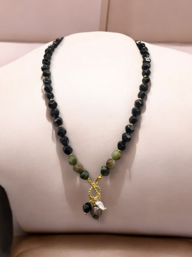 قلادة راقية ومميزة من العقيق الاسود.. الاونيكس مع...