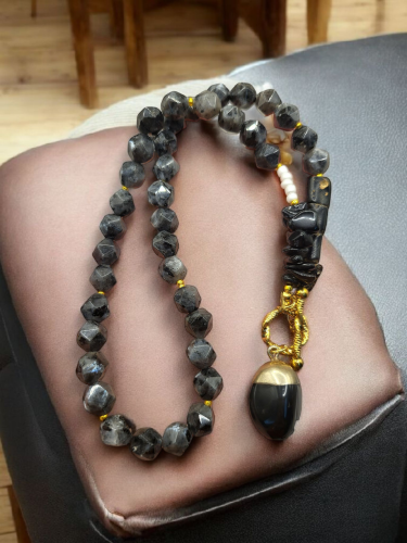 قلادة ثمينة من حجر الطاووس الاسود مع الاونيكس. مضا...