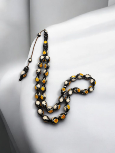 سبحة جميلة من خشب الكوك المشغول بالفضة ومزينة بكسر...