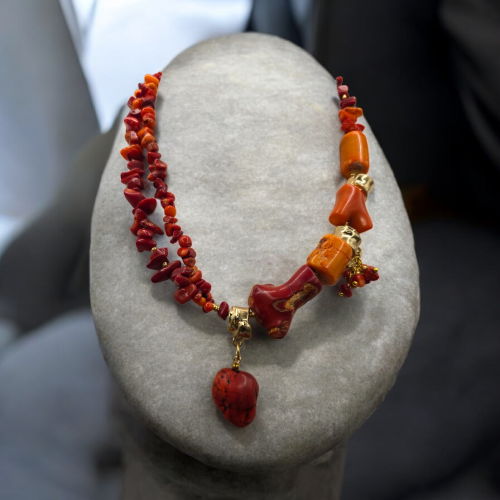 قلادة راقية ومميزة بتصميم فريد من المرجان الطبيعي