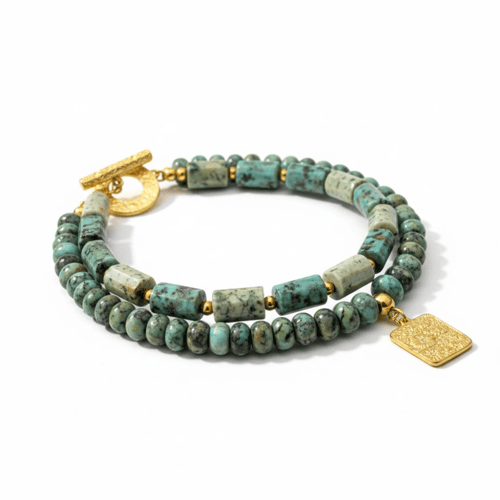 طقم جميل ومميز مكون من سلسلة ناعمة واساور من حجر ا...