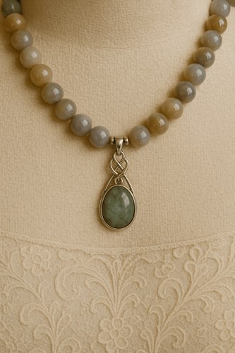 قلادة انتيك وراقية من الفضة عيار ٩٢٥ وحجر الطاووس...