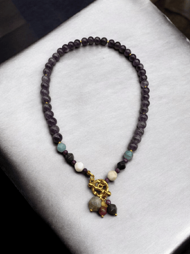 قلادة جميلة من حجر الجمشت (الاماتيست) المهدئ للاعص...