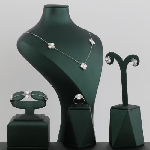 طقم ذهب ابيض بتصميم نبتة رباعية فضي - عيار 18