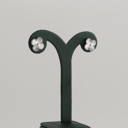 طقم ذهب ابيض بتصميم نبتة رباعية فضي - عيار 18