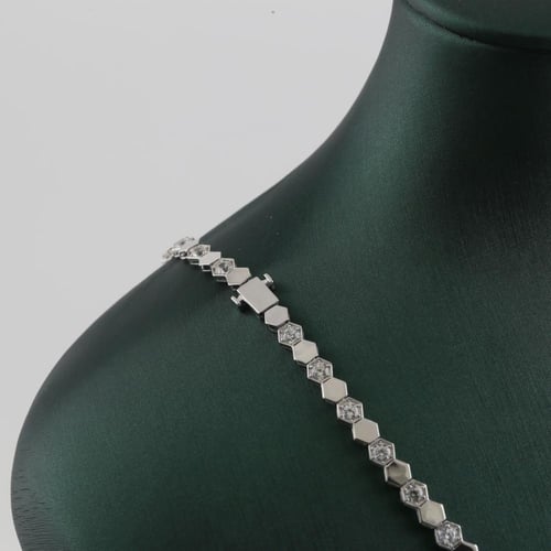 طقم ذهب ابيض سداسي لماع بأجزاء منقوشة - عيار 18