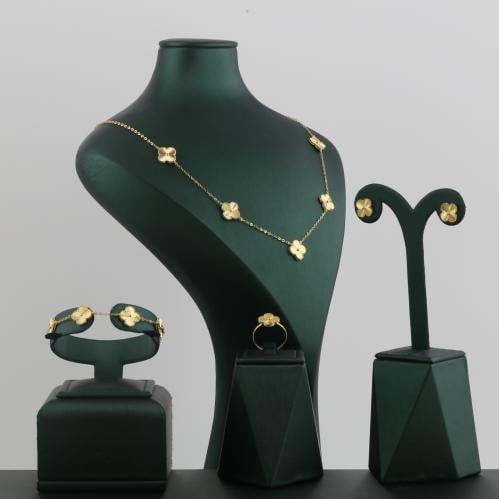 طقم ذهب بتصميم نبتة رباعية لماع - عيار 18