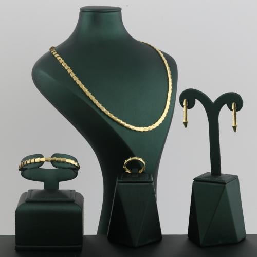 طقم ذهب مثلثات متداخلة - عيار 18