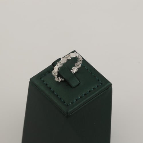 طقم ذهب ابيض سداسي لماع بأجزاء منقوشة - عيار 18