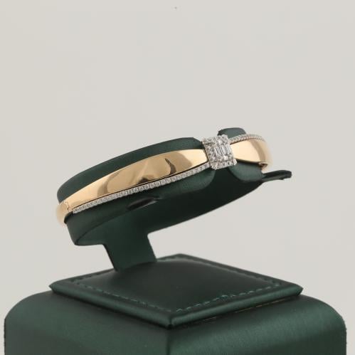 اسوارة ذهب بلون فريد مع تفاصيل لماعه - عيار 18