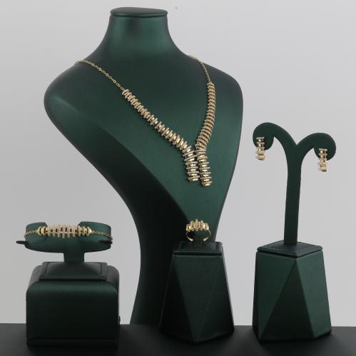 طقم ذهب بتصميم متفرد - عيار 18