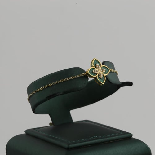 طقم ذهب بتصميم نبتة رباعية اخضر - عيار 18