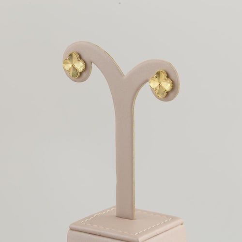 طقم ذهب بتصميم نبتة رباعية لماعة انيقة - عيار 18