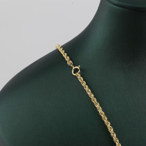 طقم ذهب مبروم مع تصاميم هندسية لماعة - عيار 18