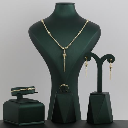 طقم ذهب مبروم مع تصاميم هندسية لماعة - عيار 18