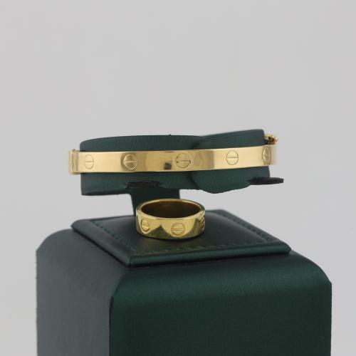 اسوارة وخاتم ذهب بنقش بسيط - عيار 18