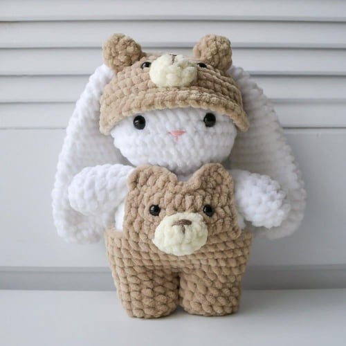 دمية الارنوب ذات الرداء