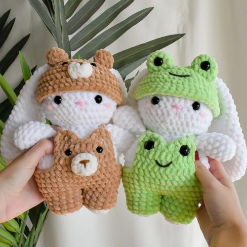 دمية الارنوب ذات الرداء