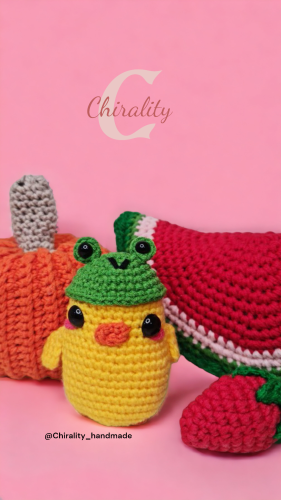 ميدالية كتكوت بقبعة ضفدع