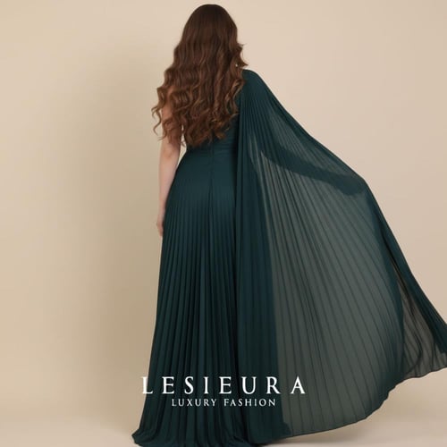 فستان اخضر غامق بكسرات ناعمة