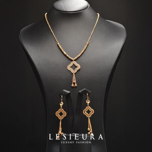 Lihour set with gold detail