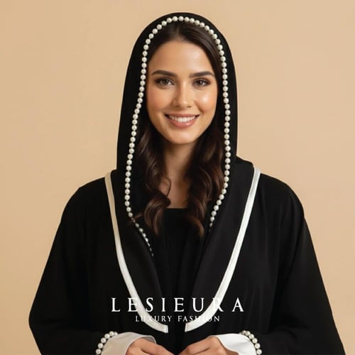 عباية بقصة كلوش مزينة باللؤلؤ وأكمام مميزة