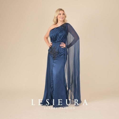 فستان سهرة كحلي مع تطريز جانبي وشال فاخر