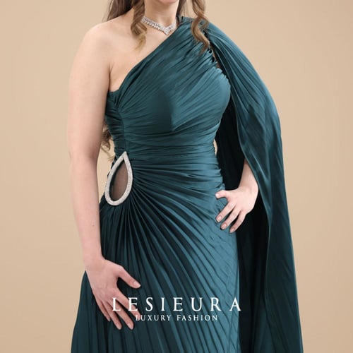 فستان اخضر غامق بكسرات ناعمة