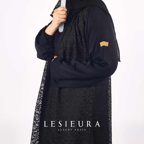 عباية سوداء مع قطعة علوية من الدانتيل